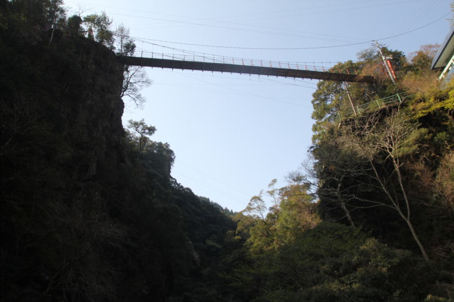 渓谷に架かる吊橋